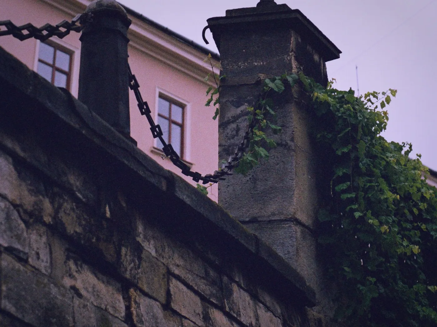 A terem belseje hét asztallal