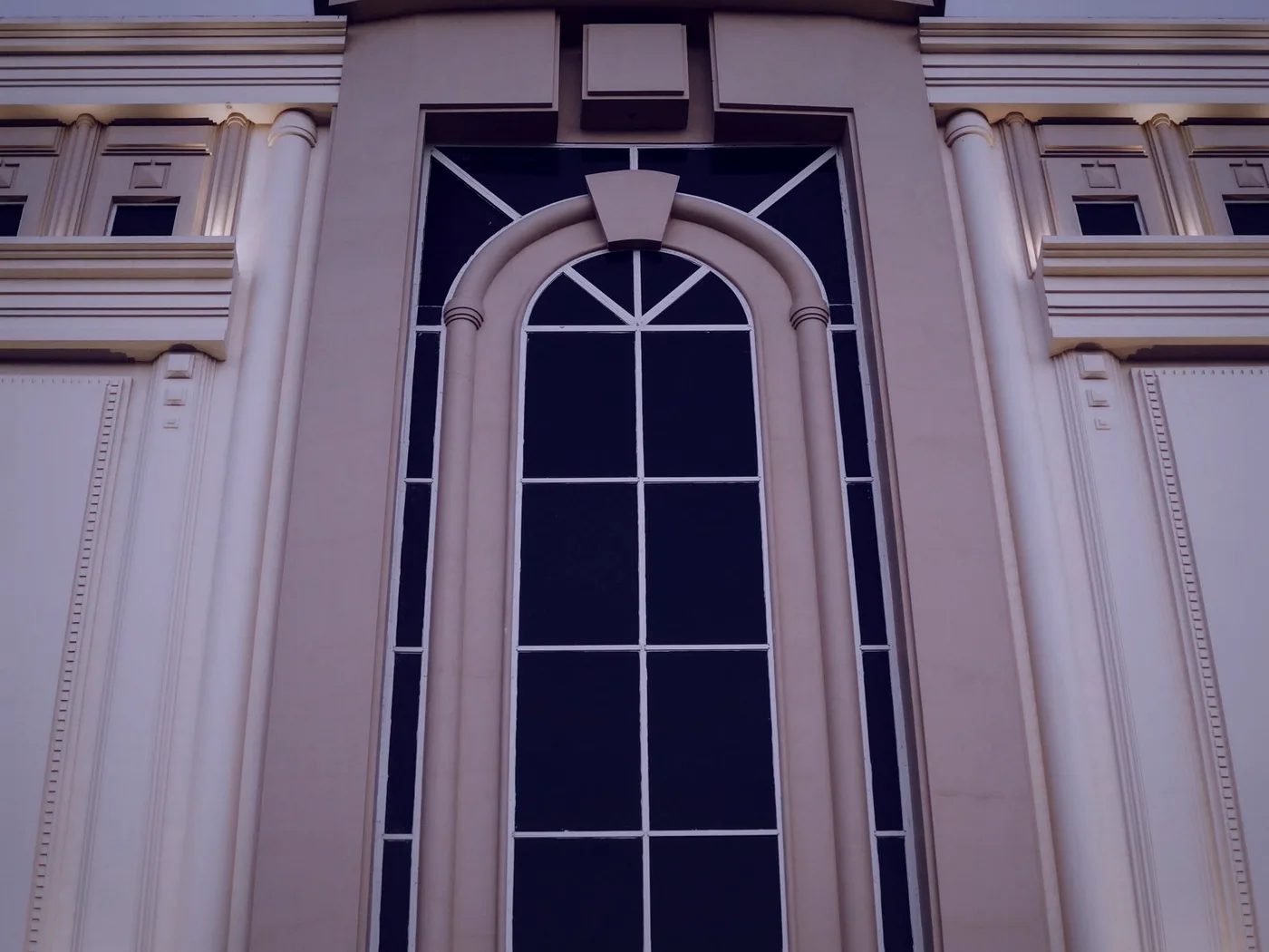 A porta homlokzata a Rákóczi utcán